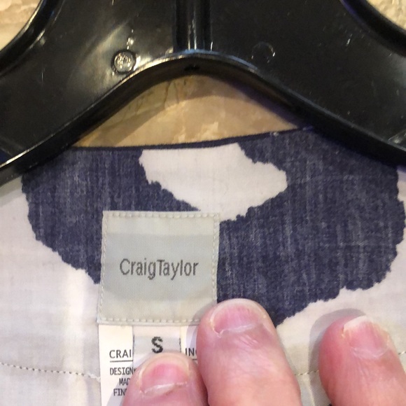 Low neck carton top with large design top! - Picture 3 of 6